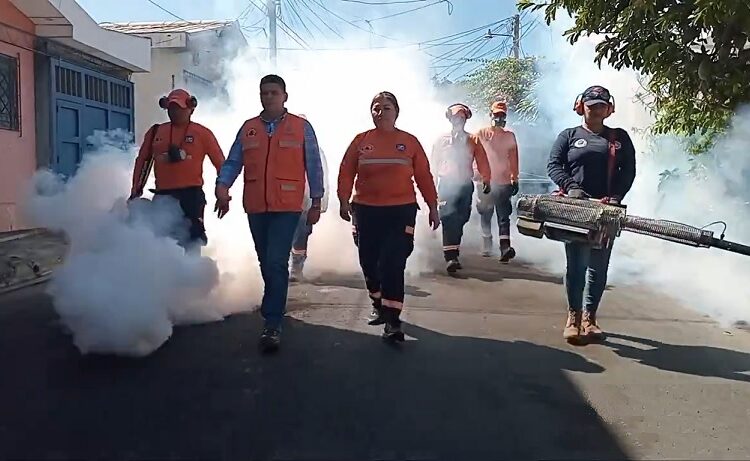 Alcaldía de San Salvador fumiga viviendas de la residencial La Gloria, de Mejicanos