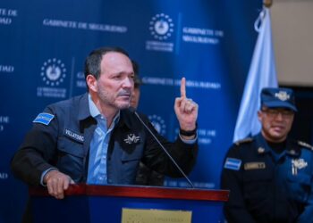 Menores capturados en un centro escolar de Chalatenango por hacer señas de pandillas enfrentarían cárcel hasta por 20 años