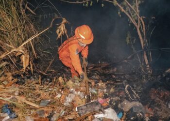 Sofocan incendio de maleza seca en La Campanera
