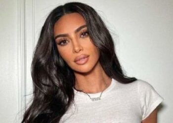 Mostró Kim Kardashian daño en su piel por psoriasis