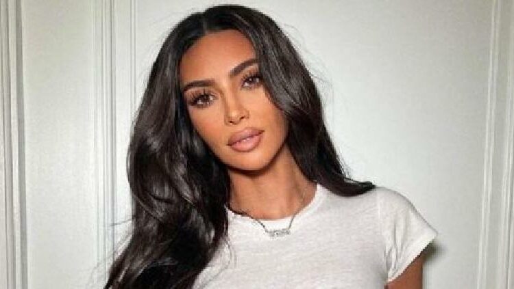 Mostró Kim Kardashian daño en su piel por psoriasis