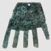 Descifran la misteriosa inscripción de una extraña mano de bronce de 2.000 años
