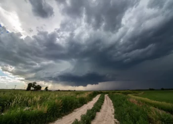 Alerta en Estados Unidos por un frente tormentoso con nieve, lluvias severas y amenaza de incendios