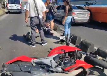 Acompañante de motociclista muere al ser atropellado por una ambulancia en el carril del SITRAMSS