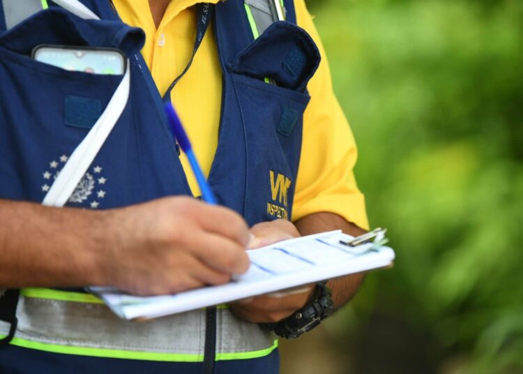 Conductores que tengan accidente vial, sin que haya lesionados ni fallecidos, deberán retirar sus vehículos de la vía o serán multados