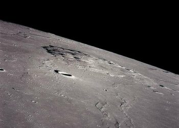 Descubren inusuales minerales en las muestras de suelo lunar traídas por una sonda china