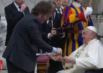 Javier Milei y papa Francisco intercambian palabras fuera de protocolo