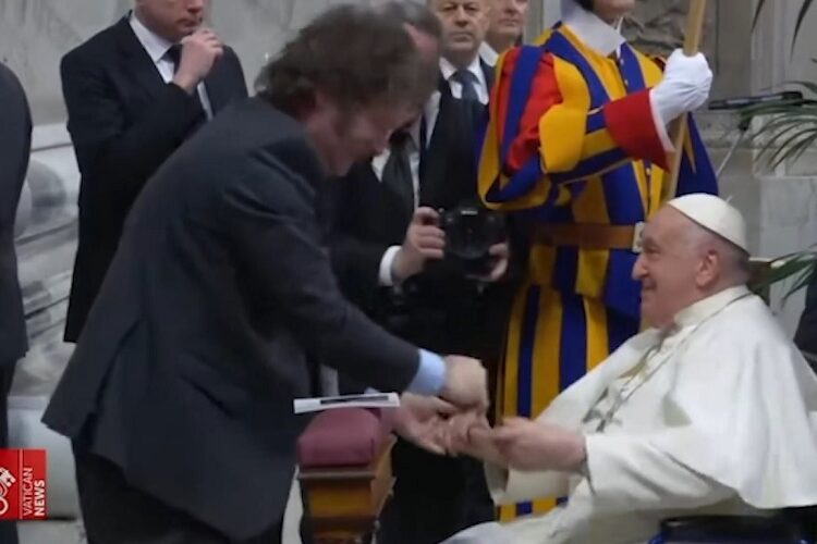Javier Milei y papa Francisco intercambian palabras fuera de protocolo