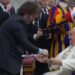 Javier Milei y papa Francisco intercambian palabras fuera de protocolo