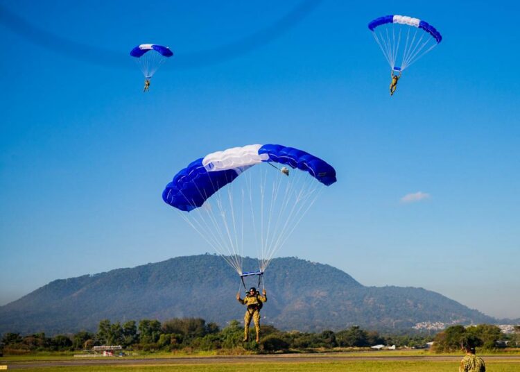 Modernizan equipos de paracaidismo libre del Comando de Fuerzas Especiales