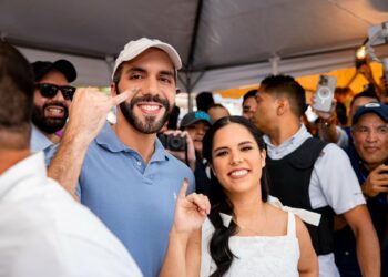 Presidente Bukele acude a ejercer su voto en Avenida Olímpica