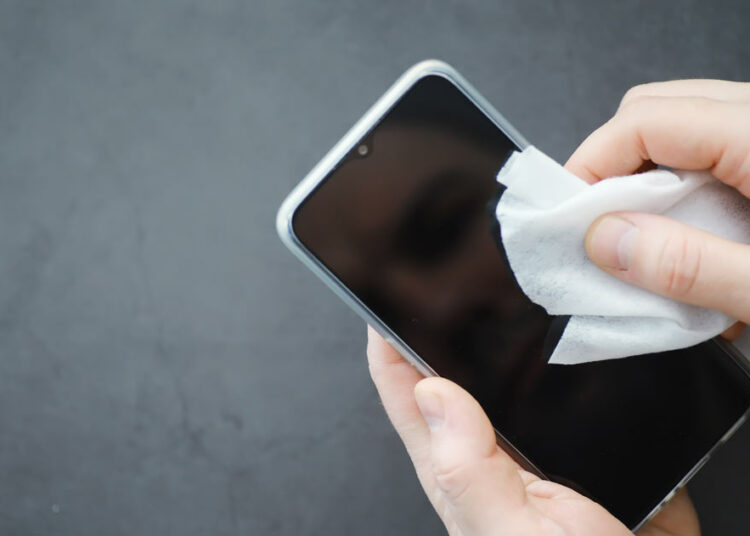 Hábitos que haces durante el día que están dañando la pantalla de tu celular