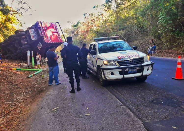 Conductor de rastra pierde el control y se precipita a un barranco