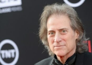 Murió el comediante Richard Lewis, conocido por su rol en “Curb Your Enthusiasm”