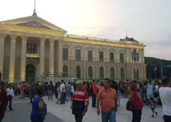 Salvadoreños consideran que mejoró la economía familiar en el mes de enero