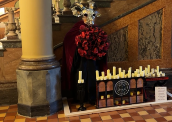 Destruye una estatua satánica en el Capitolio de Iowa y es acusado de delito de odio