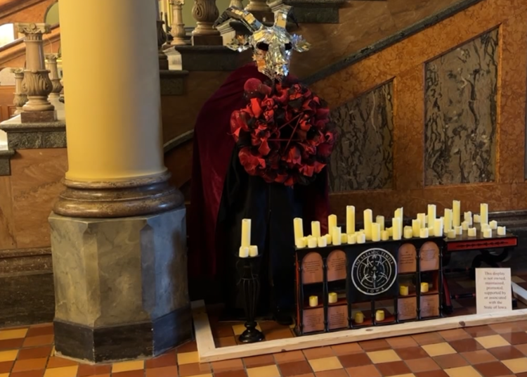 Destruye una estatua satánica en el Capitolio de Iowa y es acusado de delito de odio