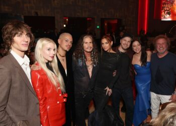 Steven Tyler reapareció en los Grammy después de cancelar su gira con Aerosmith por problemas con su voz
