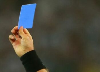 La tarjeta azul llega al fútbol: ¿para qué sirve y cuándo se usará?