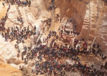 Derrumbe en mina de oro en Venezuela deja decenas de personas atrapadas