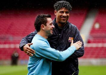 Frank Rijkaard el técnico que hizo debutar a Messi, en la mira para reemplazar a Xavi en Barcelona