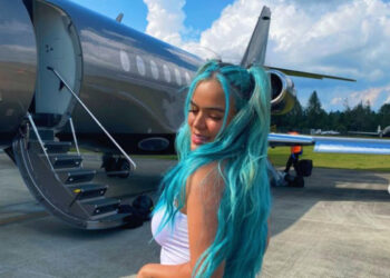 ( VIDEO ) El avión privado de Karol G realiza un aterrizaje de emergencia