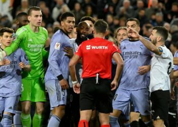 Escándalo en el empate de Valencia y Real Madrid, el árbitro terminó el partido cuando Real Madrid anotaba el gol del triunfo