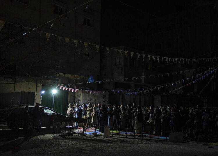 Palestinos en Gaza comienzan el Ramadán entre un hambre creciente y sin avistar el fin de la guerra