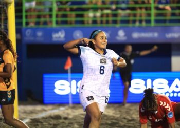 Selecta femenina ganó, gustó y goleó en su debut en El Salvador Beach Soccer Cup 2024