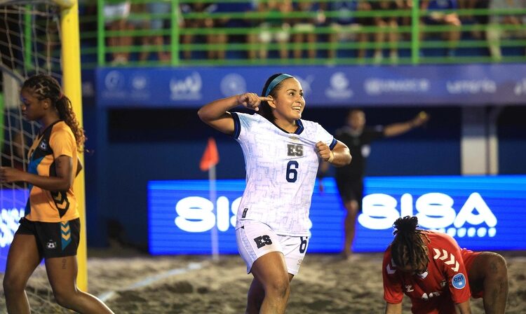 Selecta femenina ganó, gustó y goleó en su debut en El Salvador Beach Soccer Cup 2024