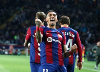 Con un cabezazo de lujo Raphinha puso el 1-0 para que el Barcelona venciera a Las Palmas