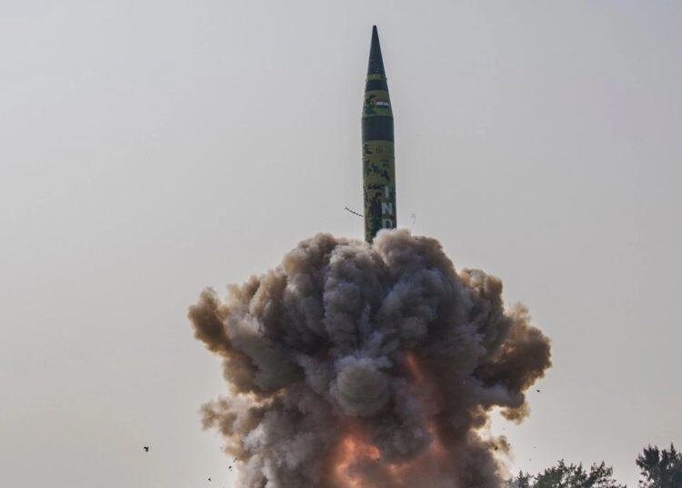 India probó por primera vez su misil nuclear de largo alcance que puede llegar a cualquier punto de Rusia y China
