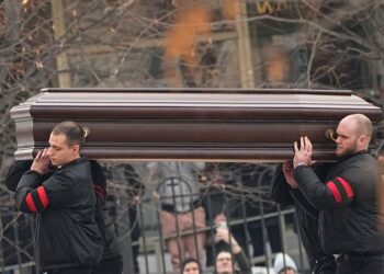 Miles de personas despidieron al líder opositor ruso Alexei Navalny a pesar de las advertencias del gobierno de Putin