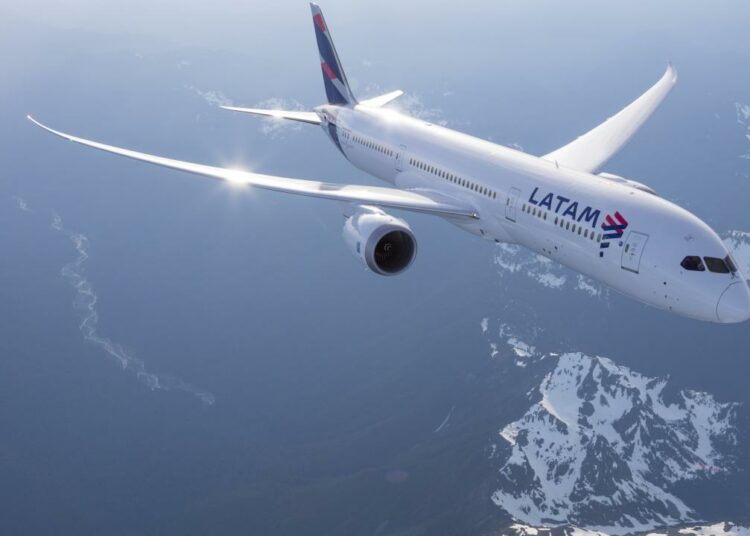 El percance en la cabina entre una azafata y el piloto que habría causado el brusco descenso del vuelo de Latam