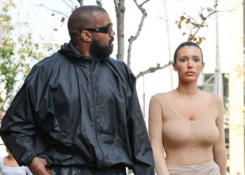 Bianca Censori, la esposa de Kanye West, volvió a lucir semidesnuda en las calles de Los Ángeles