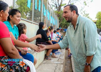 César Godoy le desea éxitos a Rafael Avalos quien ganó La Libertad Costa
