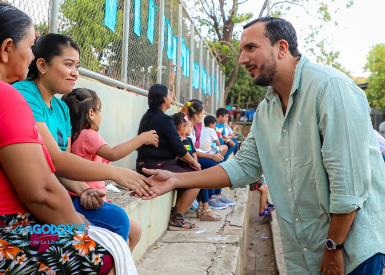 César Godoy le desea éxitos a Rafael Avalos quien ganó La Libertad Costa