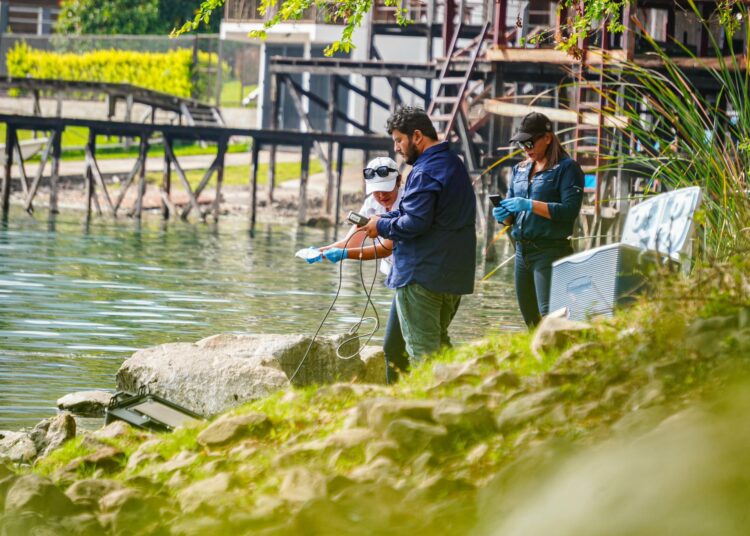 Medio Ambiente verifica si hay descargas de aguas negras en el lago de Coatepeque