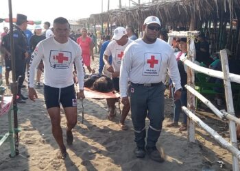 Socorristas evitan que mujer fuera arrastrada por olas de retorno en playa El Majahual