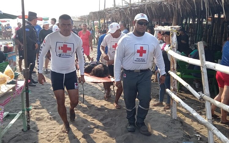 Socorristas evitan que mujer fuera arrastrada por olas de retorno en playa El Majahual
