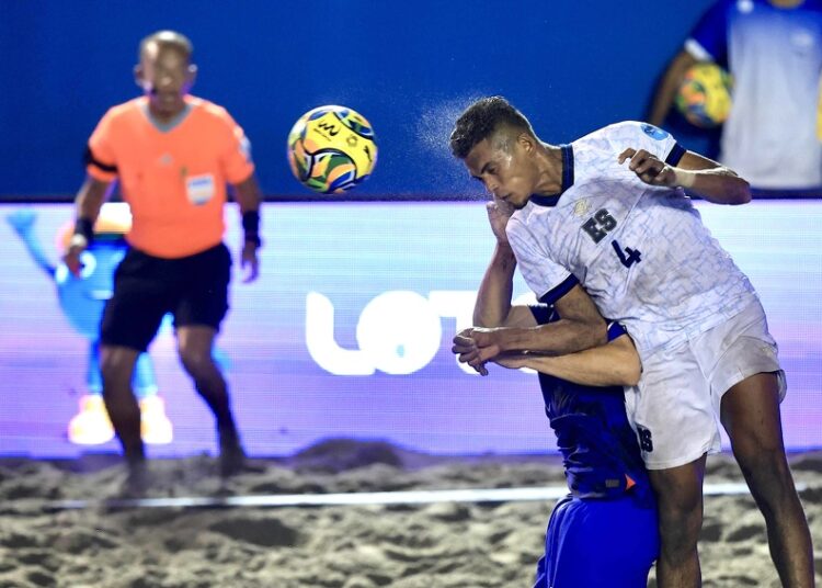Estados Unidos alejó a la Selecta playera del título en El Salvador Beach Soccer Cup