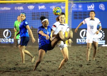 La Selecta femenina cae y se complica en El Salvador Beach Soccer Cup 2024