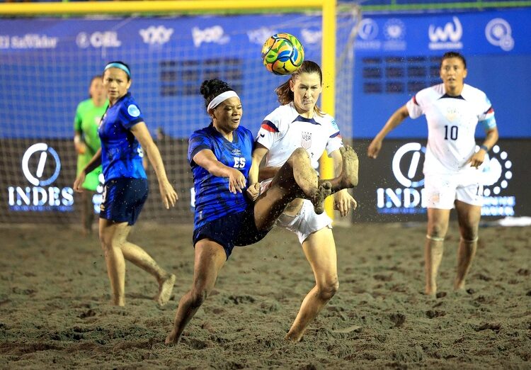La Selecta femenina cae y se complica en El Salvador Beach Soccer Cup 2024