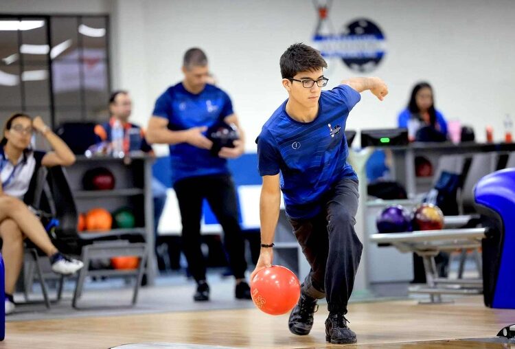 Cerrada lucha por el título en el Torneo Abierto con Hándicap de bowling