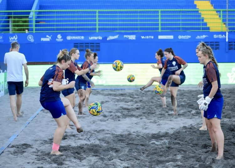 Selecciones femeninas cumplen con sus entrenos oficiales previo a El Salvador Beach Soccer Cup 2024