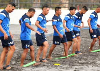 Ruiz, Batres y Castro pasaron el filtro de Gallo y son novedad para El Salvador Beach Soccer Cup