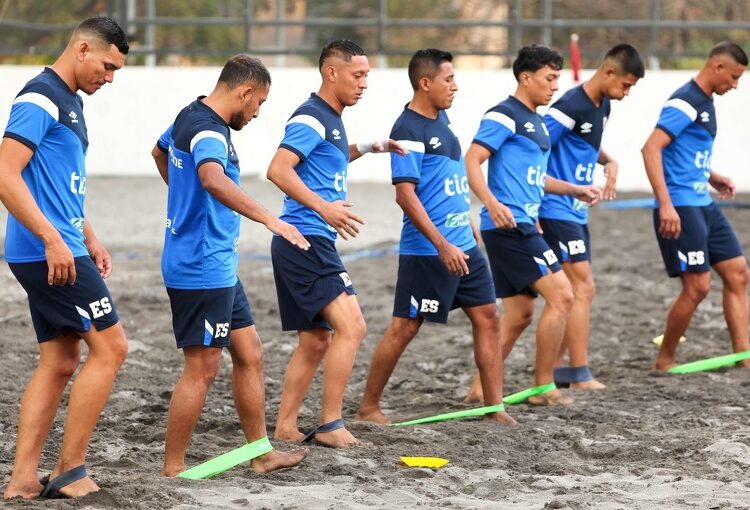 Ruiz, Batres y Castro pasaron el filtro de Gallo y son novedad para El Salvador Beach Soccer Cup