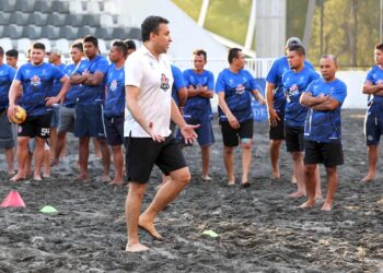 Entrenador campeón del mundo Gilberto de Souza imparte capacitación a técnicos nacionales de fútbol playa