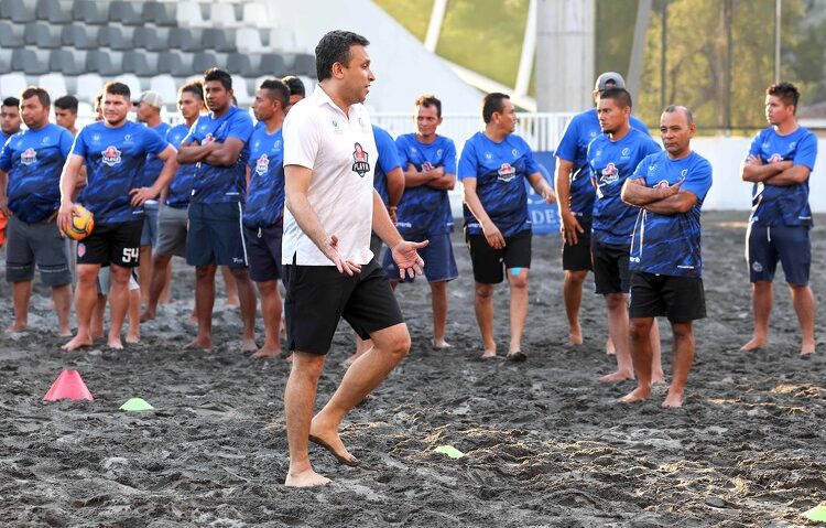 Entrenador campeón del mundo Gilberto de Souza imparte capacitación a técnicos nacionales de fútbol playa