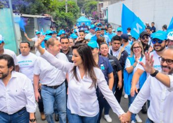 Michelle Sol emite su sufragio en el Centro Escolar Pedro Pablo Castillo en Nuevo Cuscatlán
